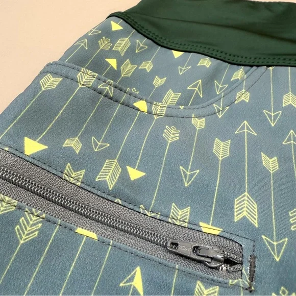 NWT $98!  SHREDLY arrow print active shorts, 6. - Picture 2 of 7